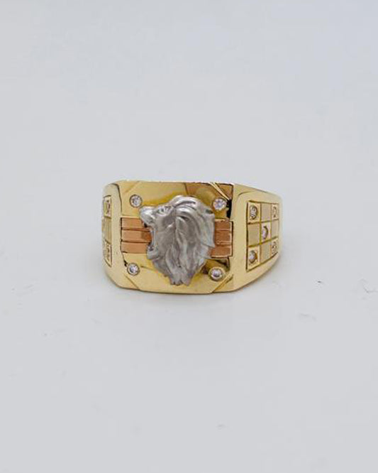 ANILLO DE HOMBRE EN TRES TONOS CON DETALLE DE LEON